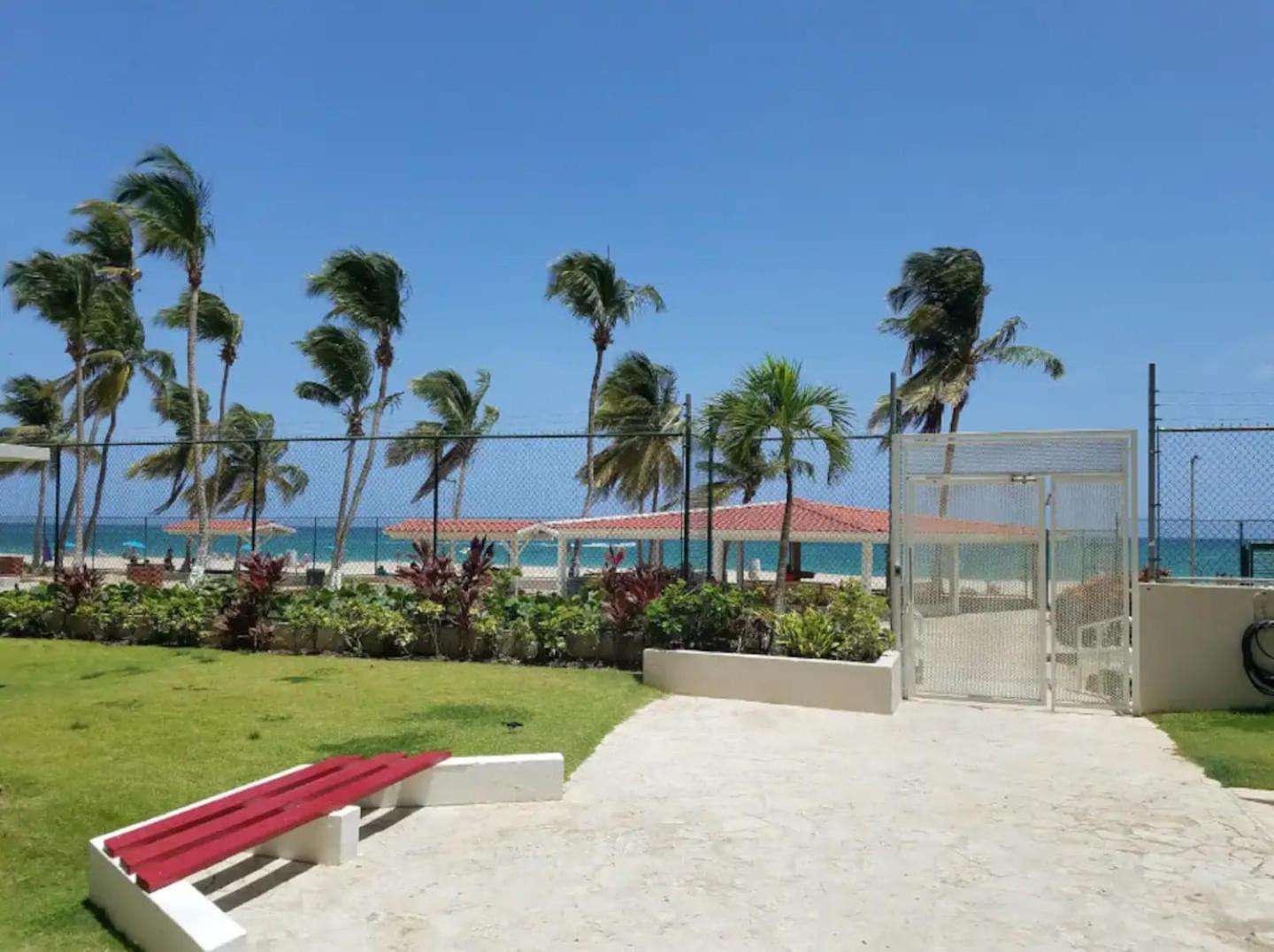 Sunset Paradise Cozy Beachfront Escape - Isla Verde San Juan Exteriör bild