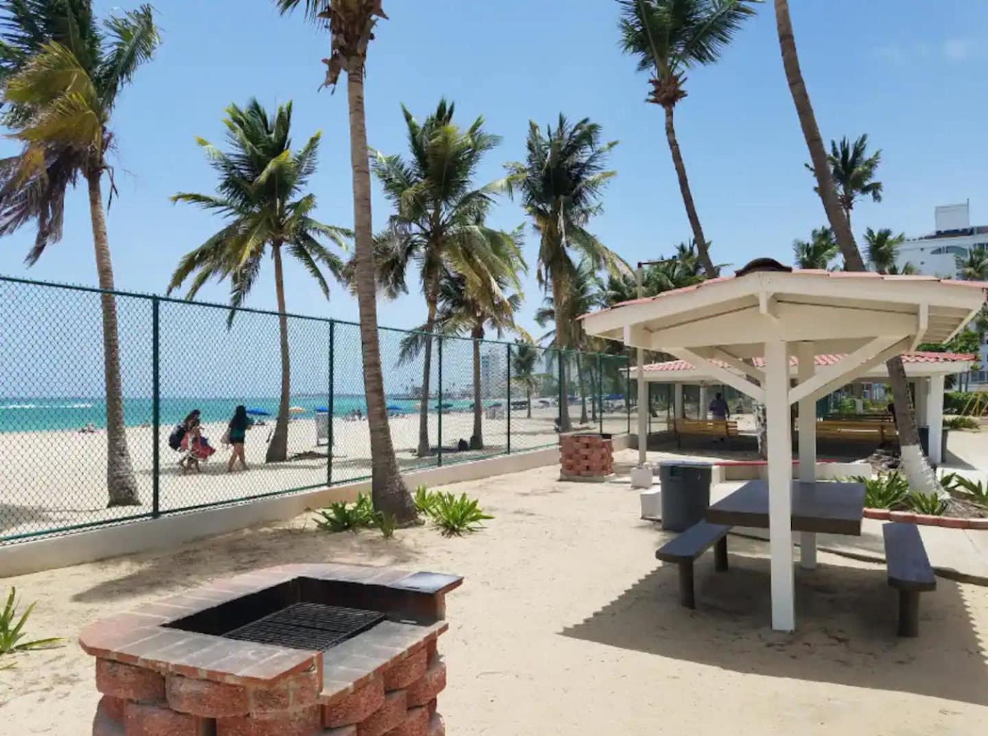 Sunset Paradise Cozy Beachfront Escape - Isla Verde San Juan Exteriör bild