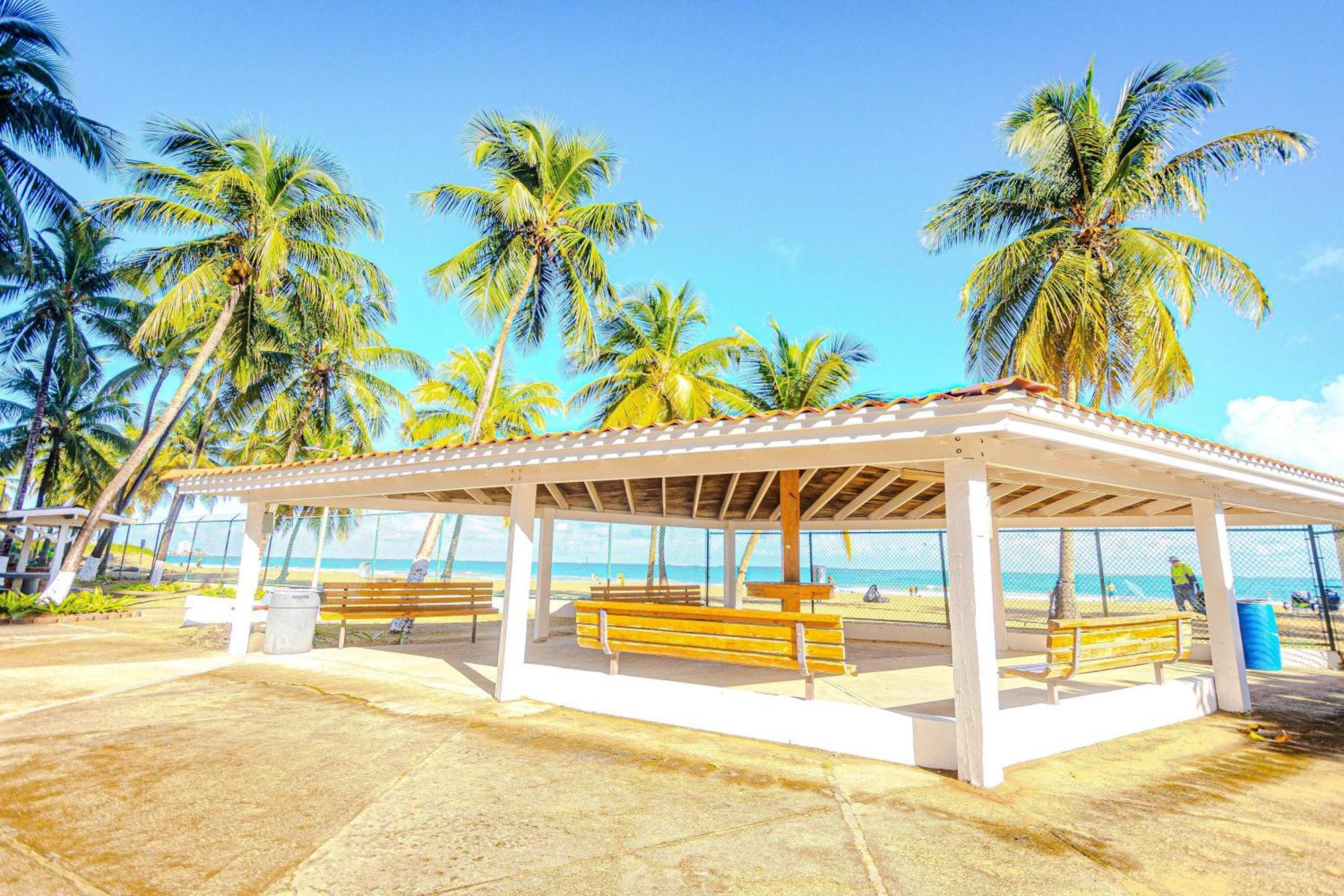 Sunset Paradise Cozy Beachfront Escape - Isla Verde San Juan Exteriör bild