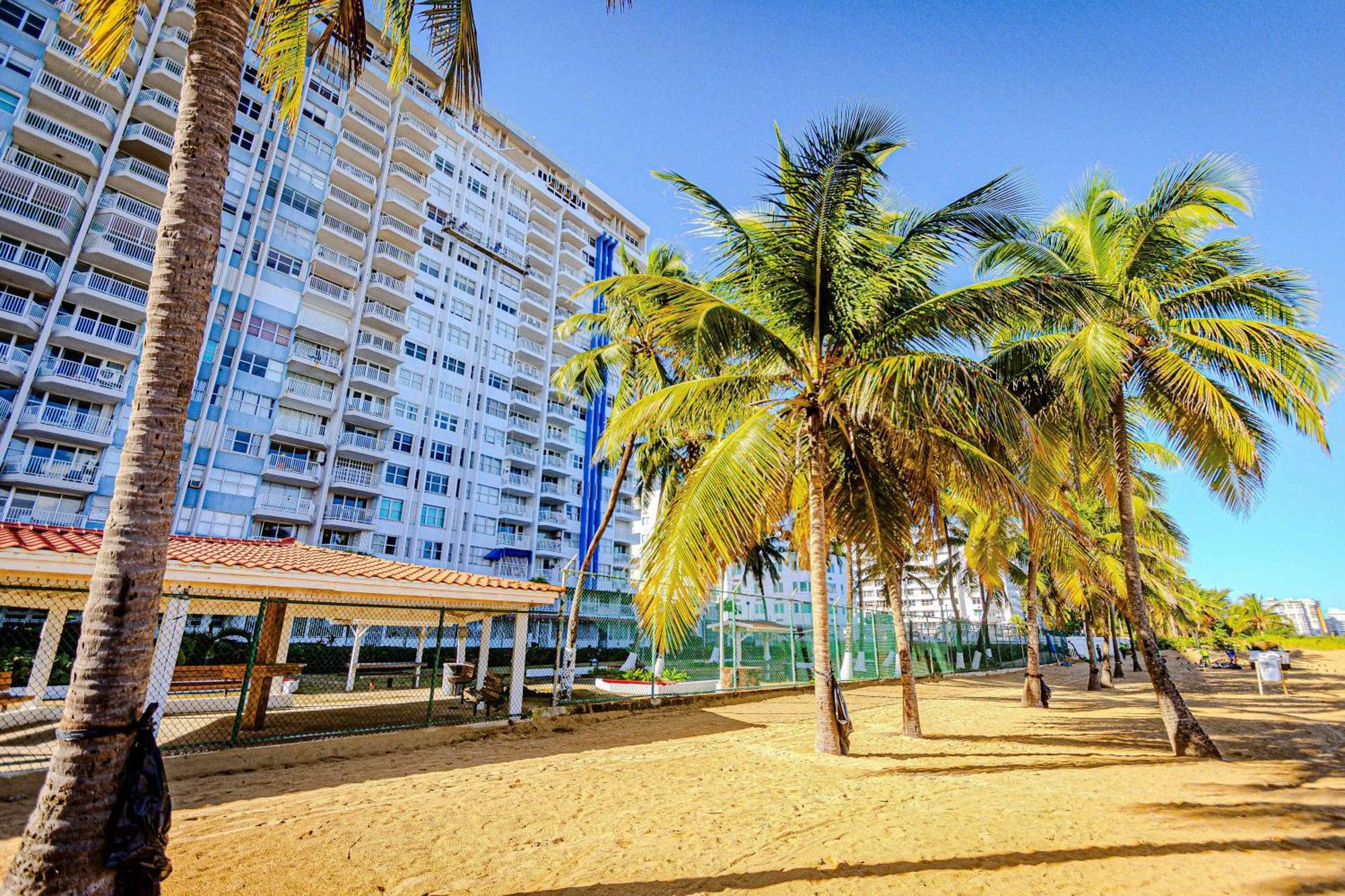 Sunset Paradise Cozy Beachfront Escape - Isla Verde San Juan Exteriör bild